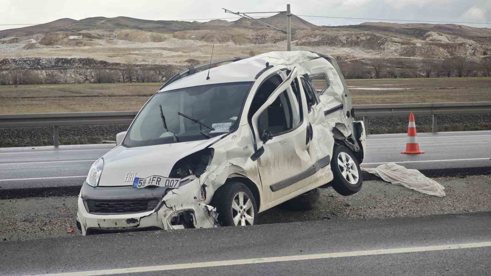 Emniyet kemerini takmayan sürücü araçtan fırladı
