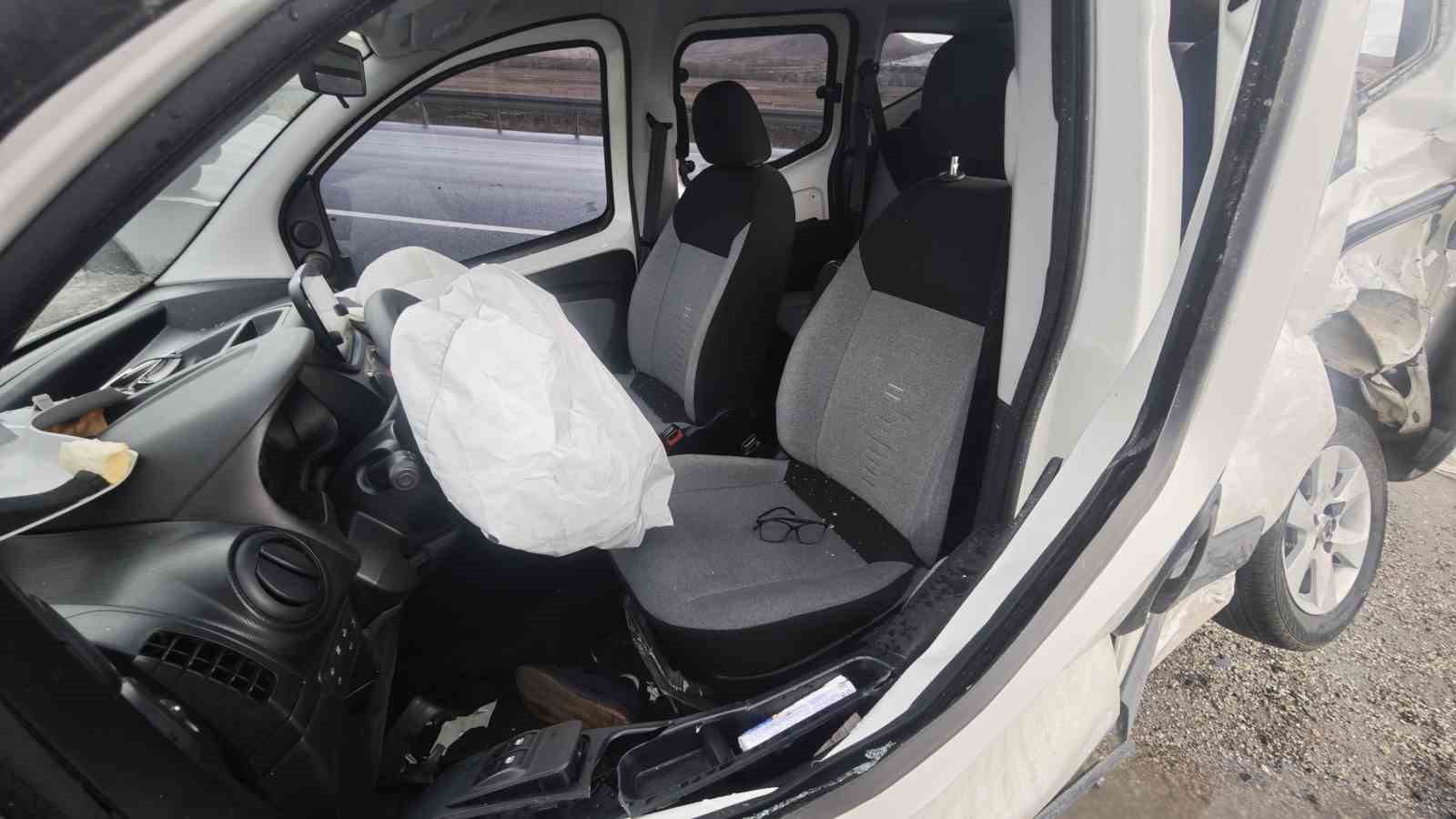 Emniyet kemerini takmayan sürücü araçtan fırladı
