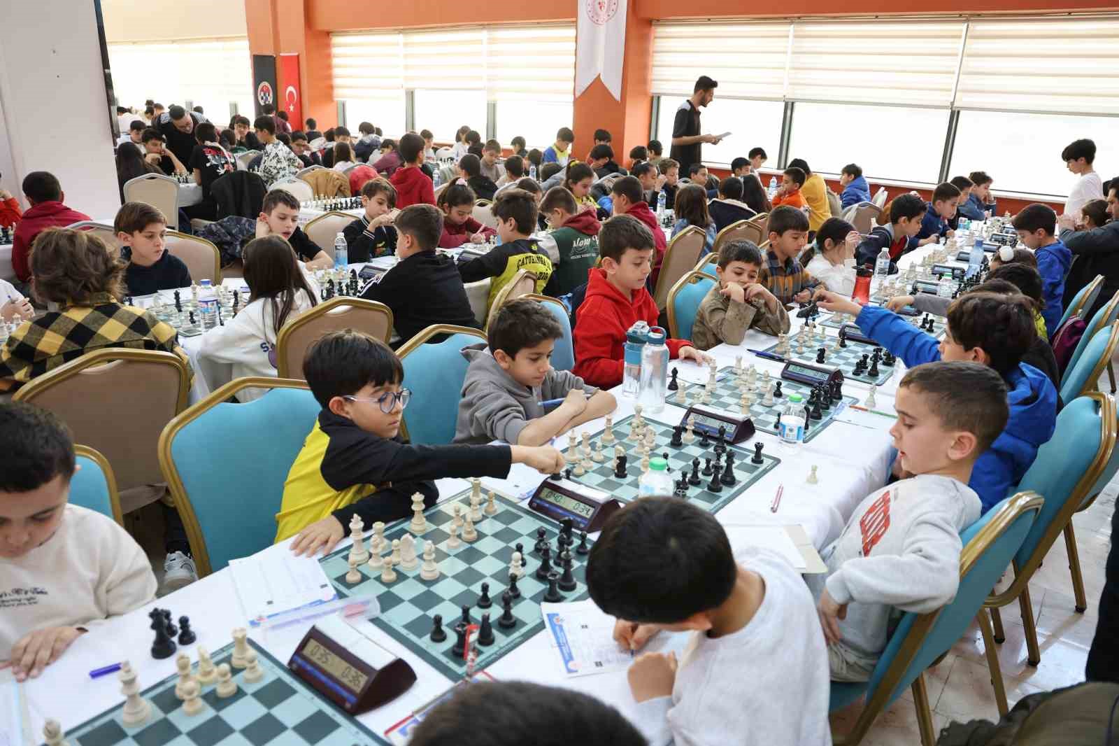 Emniyet Müdürlüğü’nde satranç heyecanı
Emniyet Müdürlüğü’nde satranç heyecanı