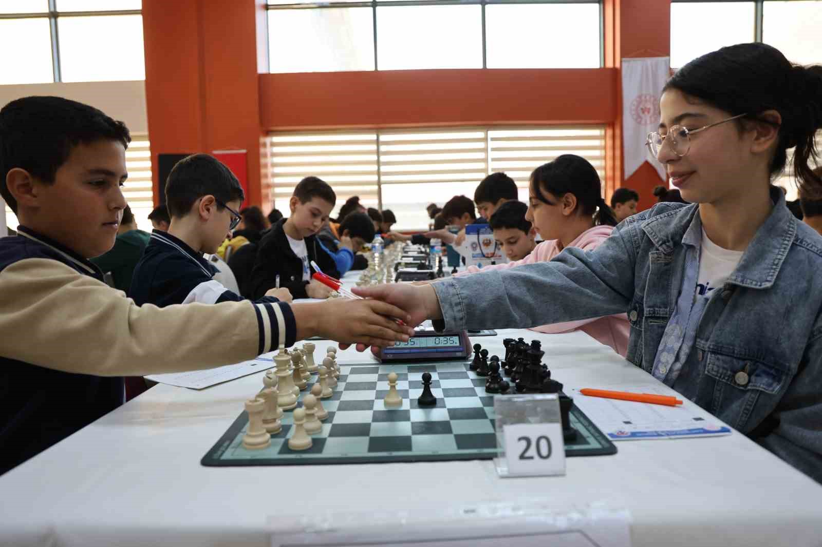 Emniyet Müdürlüğü’nde satranç heyecanı
Emniyet Müdürlüğü’nde satranç heyecanı