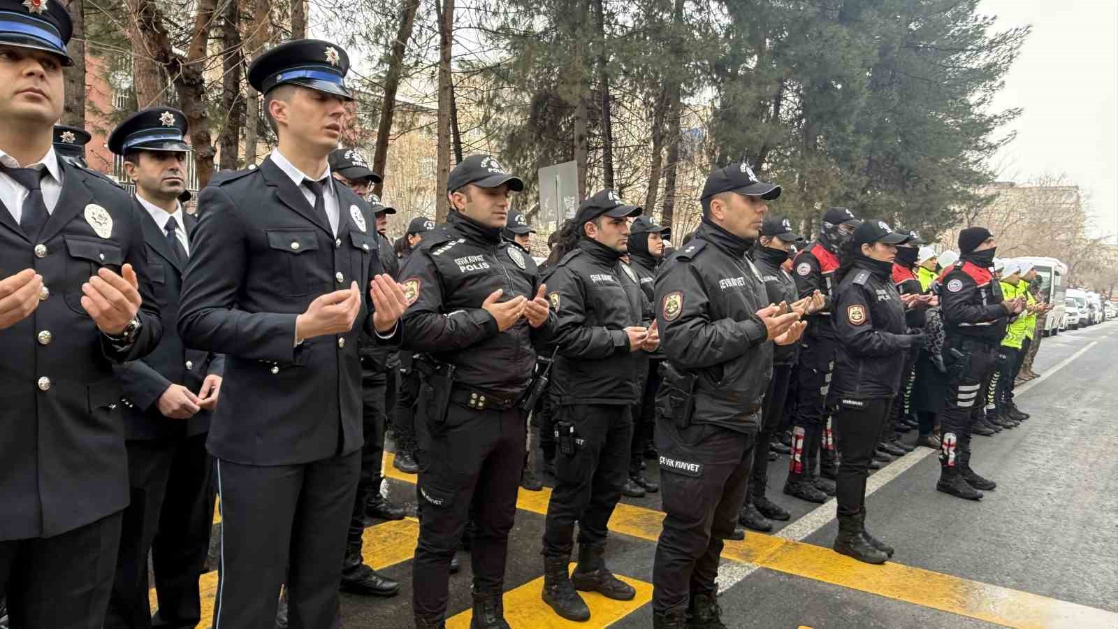 Emniyet Müdürü Ali Gaffar Okkan şehit edildiği yerde anıldı
Emniyet Müdürü Ali Gaffar Okkan şehit edildiği yerde anıldı