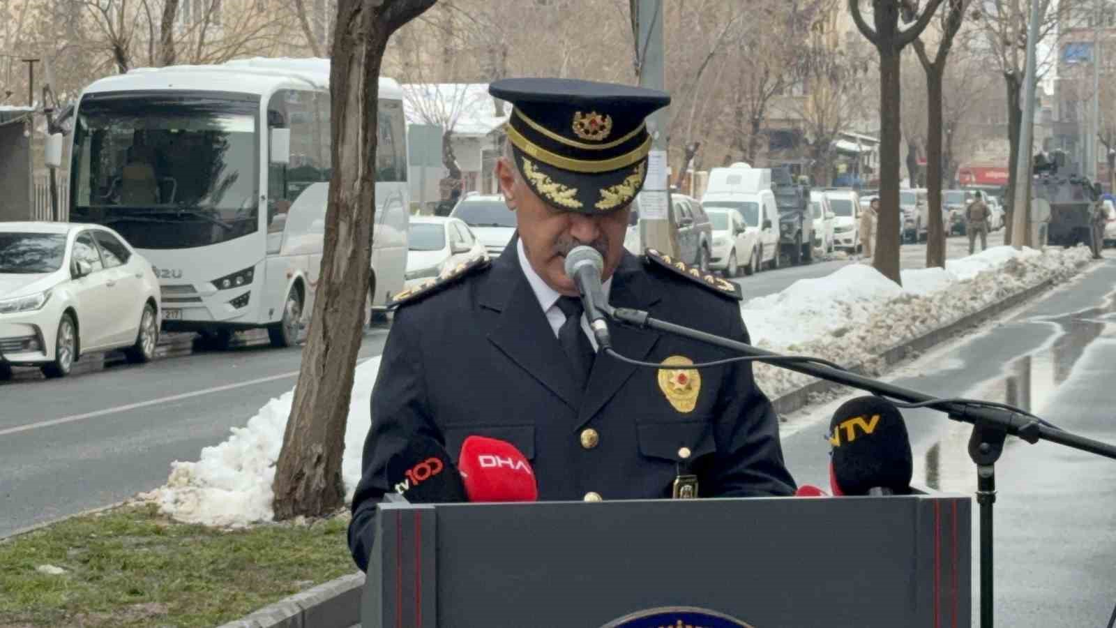Emniyet Müdürü Ali Gaffar Okkan şehit edildiği yerde anıldı
Emniyet Müdürü Ali Gaffar Okkan şehit edildiği yerde anıldı