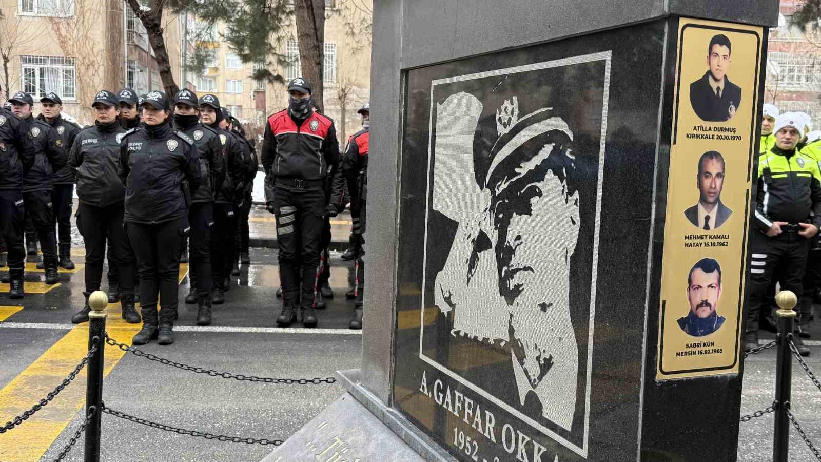 Emniyet Müdürü Ali Gaffar Okkan şehit edildiği yerde anıldı
Emniyet Müdürü Ali Gaffar Okkan şehit edildiği yerde anıldı