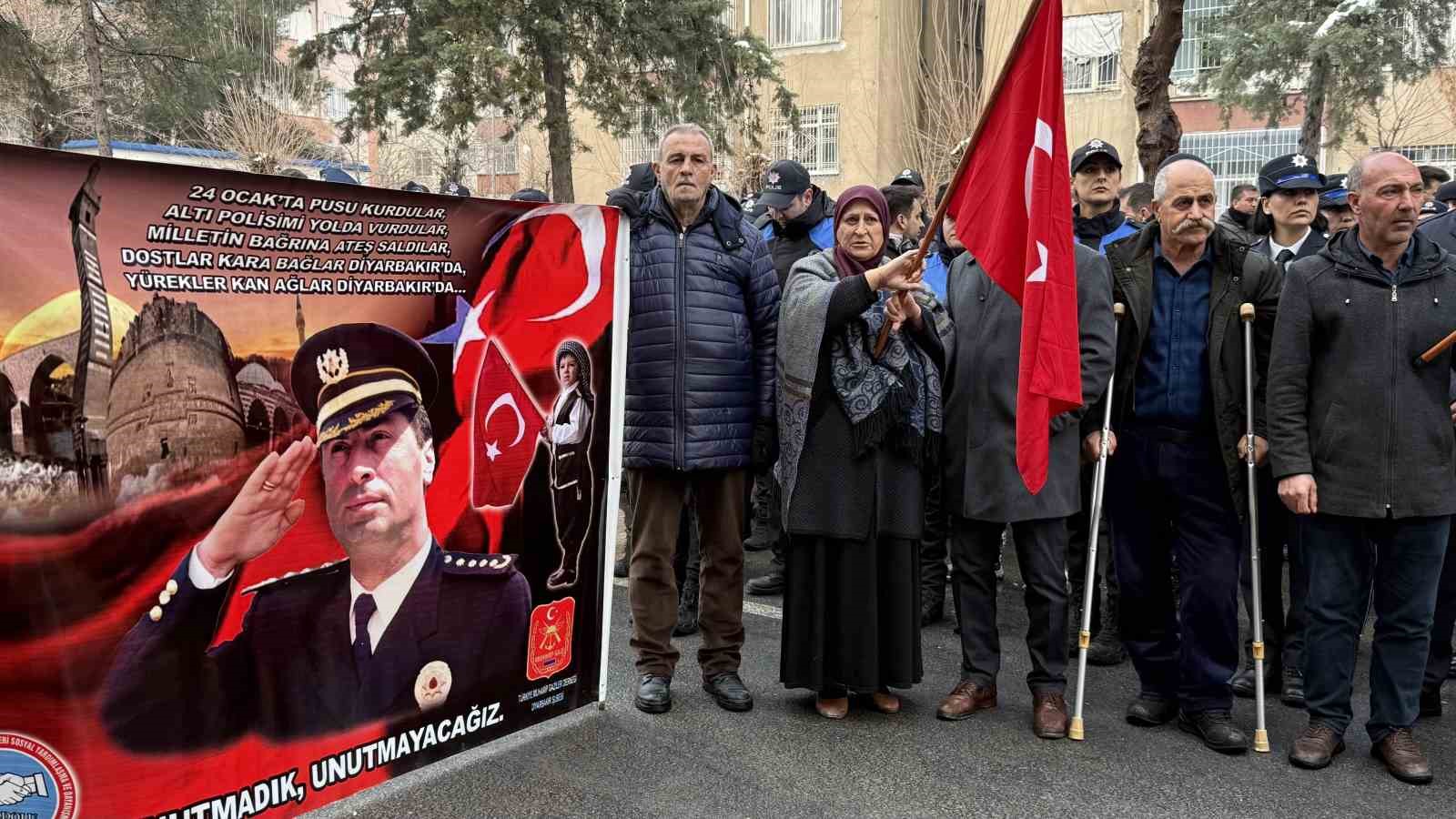 Emniyet Müdürü Ali Gaffar Okkan şehit edildiği yerde anıldı
Emniyet Müdürü Ali Gaffar Okkan şehit edildiği yerde anıldı