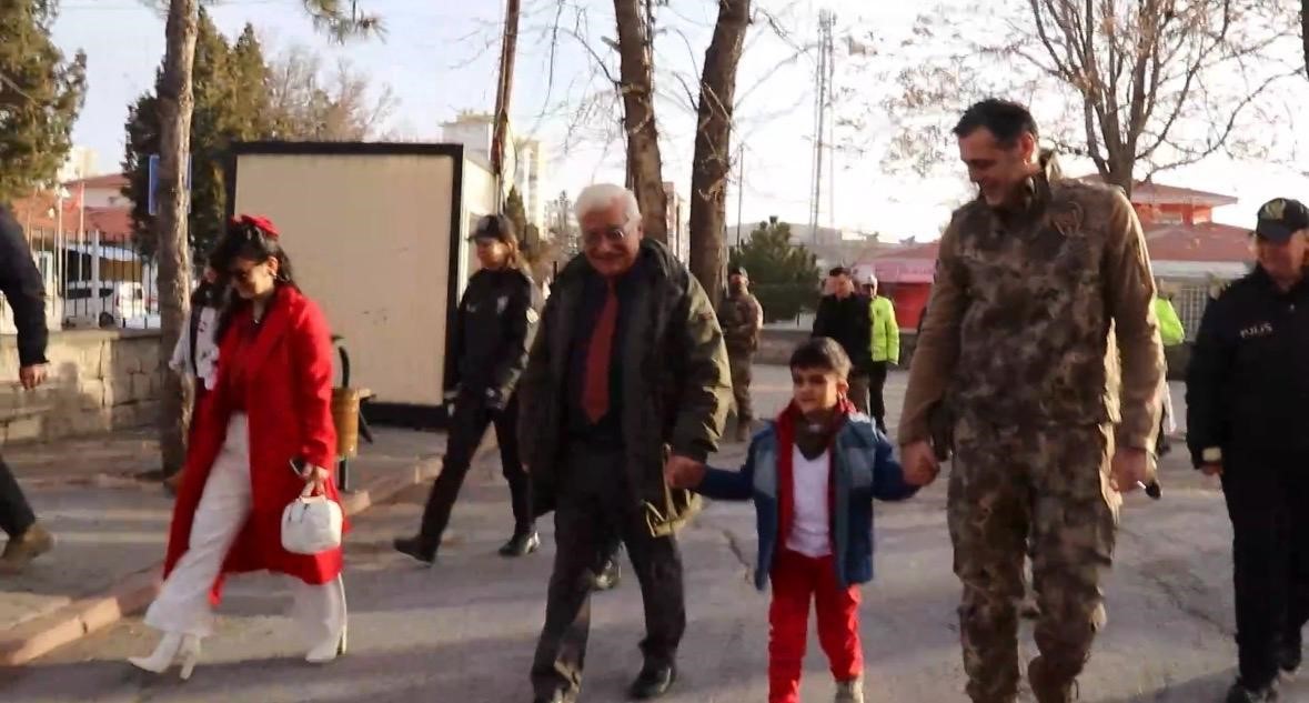 Emniyet müdüründen yürek ısıtan hareket
