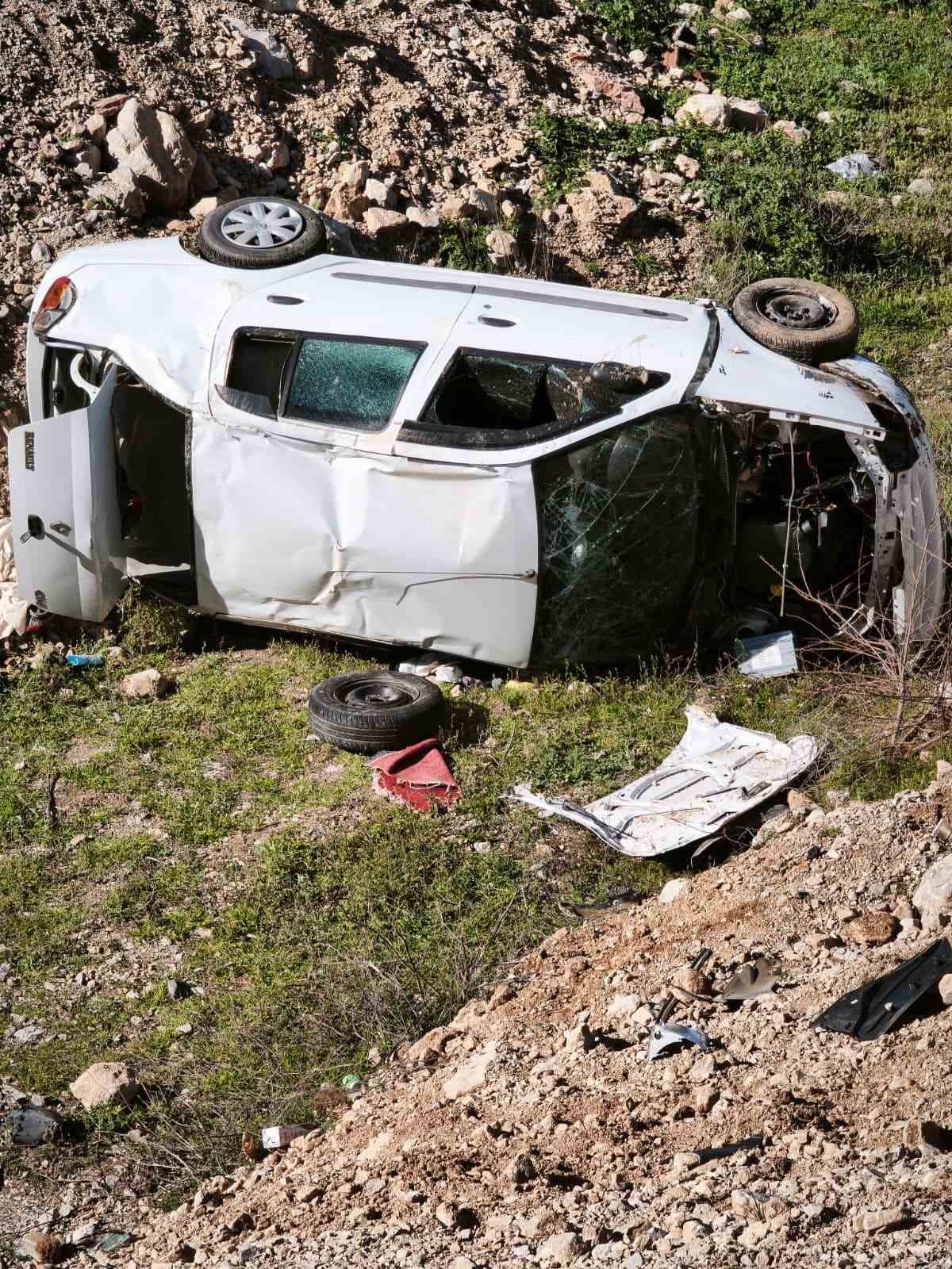 Emniyet şeridindeki kamyonete çarpan otomobil boş araziye uçtu: 4 yaralı
