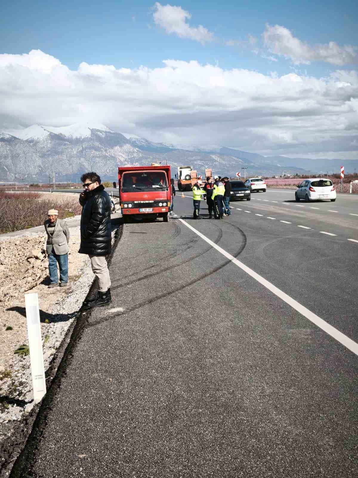 Emniyet şeridindeki kamyonete çarpan otomobil boş araziye uçtu: 4 yaralı
