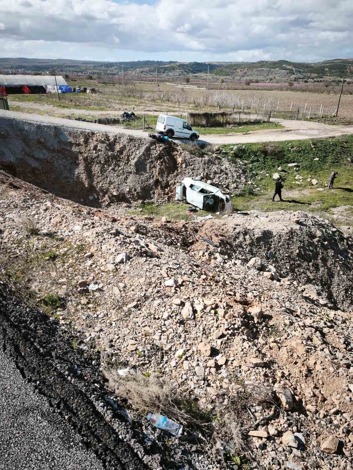 Emniyet şeridindeki kamyonete çarpan otomobil boş araziye uçtu: 4 yaralı
