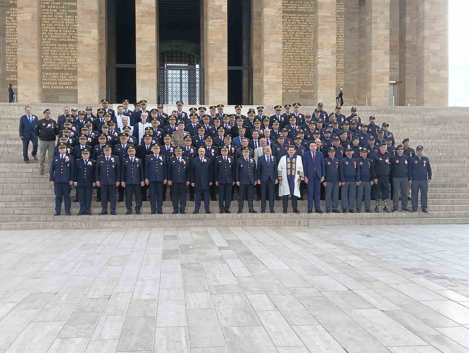 Emniyet Teşkilatı Anıtkabir’i ziyaret etti
Emniyet Teşkilatı Anıtkabir’i ziyaret etti