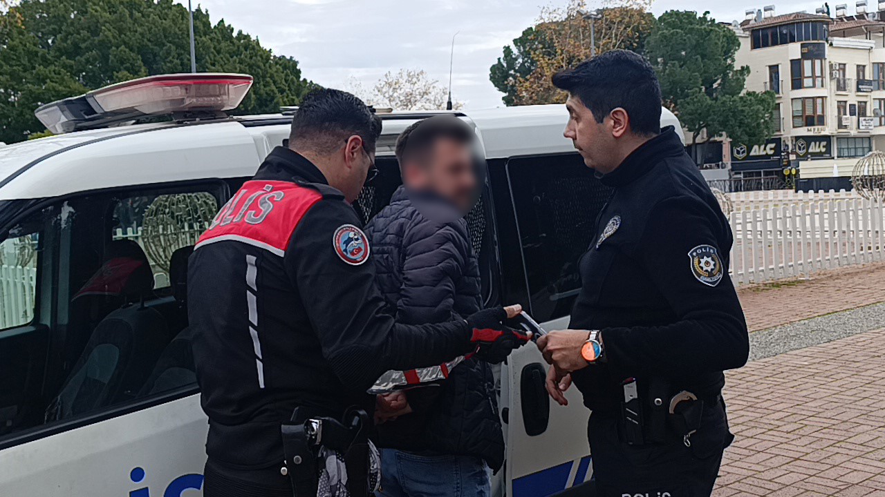 Emniyetin teknolojik gücü ’Gözcü’, hapis cezası bulunan firariyi araç sürerken tespit etti
