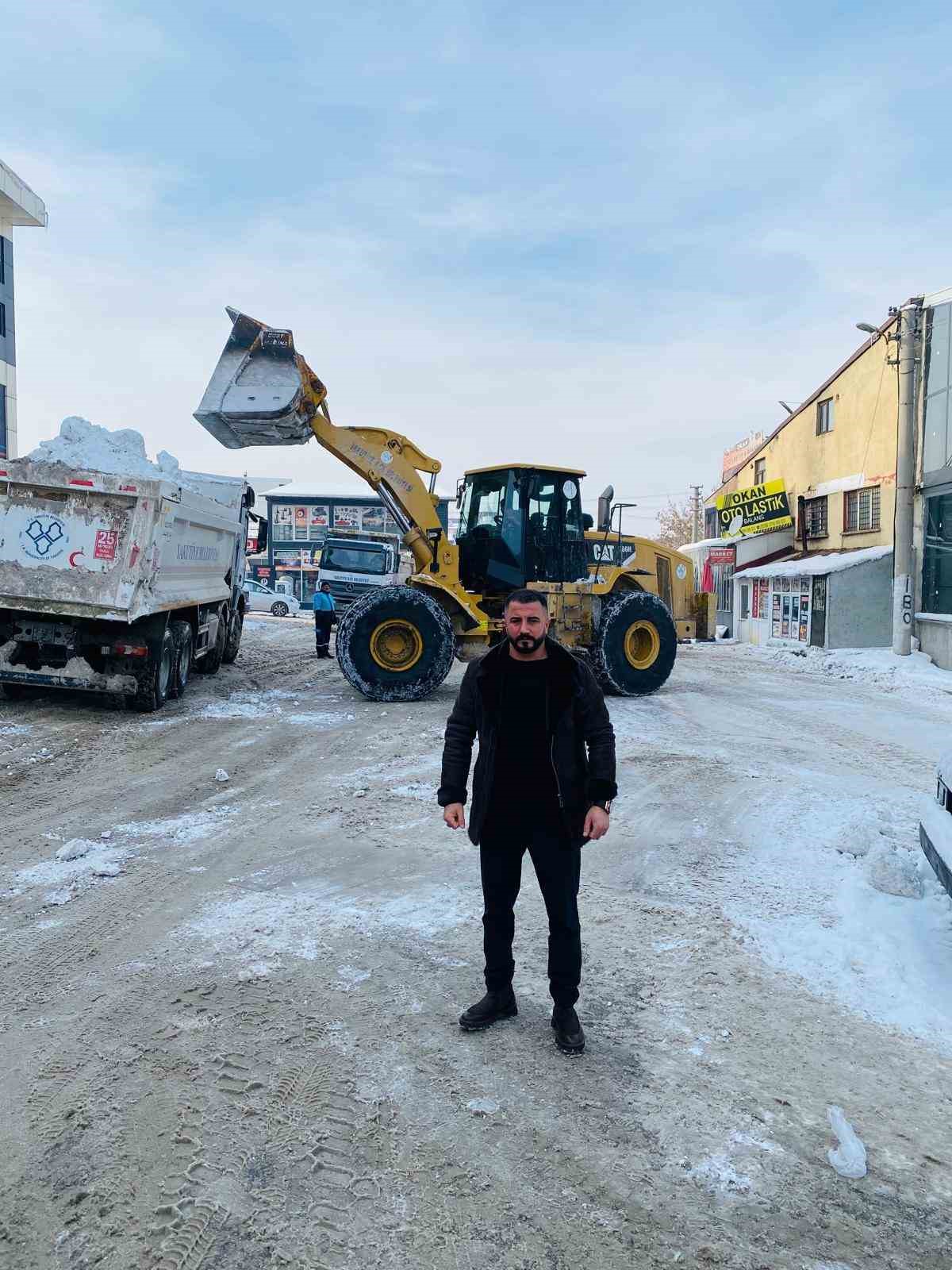 Emre Akdoğan sahada, esnaf rahatta: Sanayide kar engeli aşıldı
