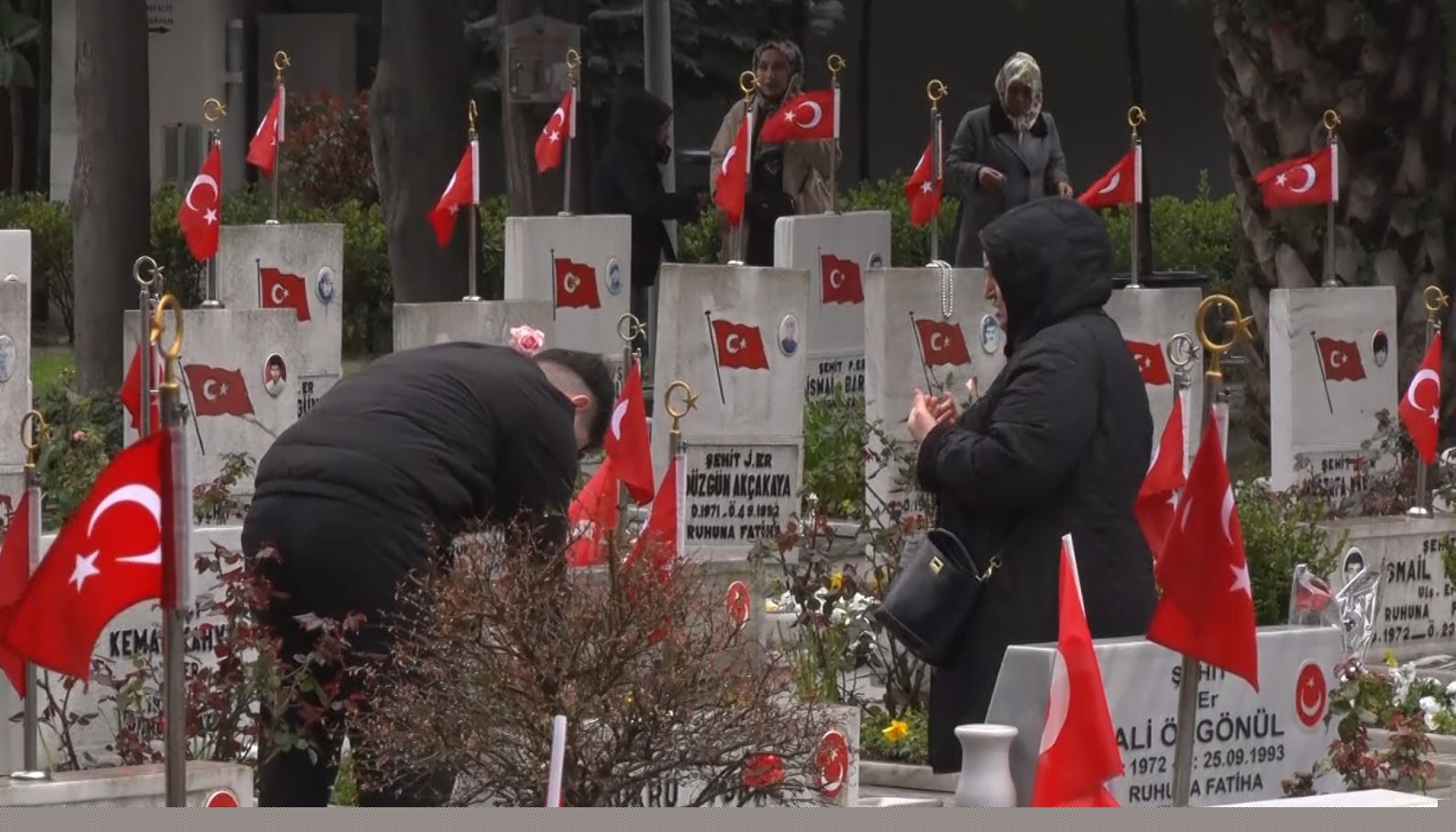 En acı bayram, Edirnekapı Şehitliği’nde gözyaşlarını tutamadı
