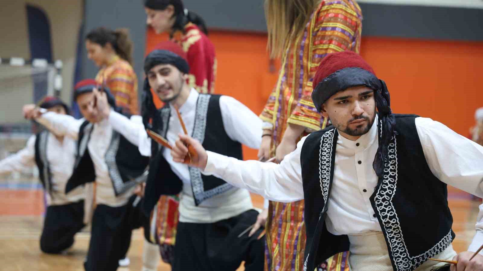 En güzel halk oyununu oynamak için ter döktüler
