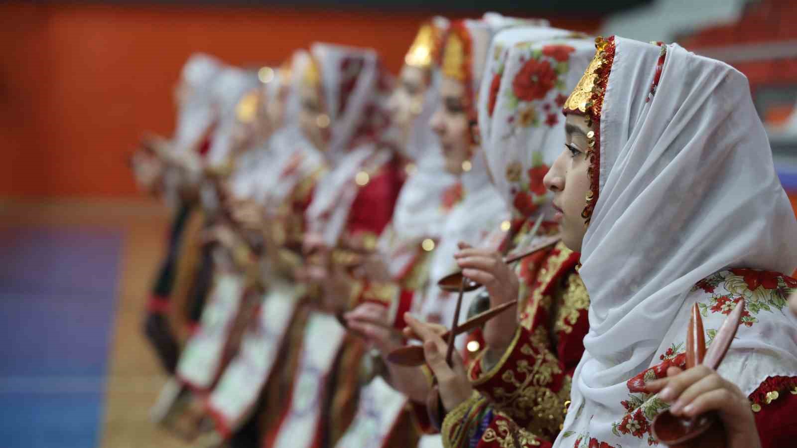 En güzel halk oyununu oynamak için ter döktüler
