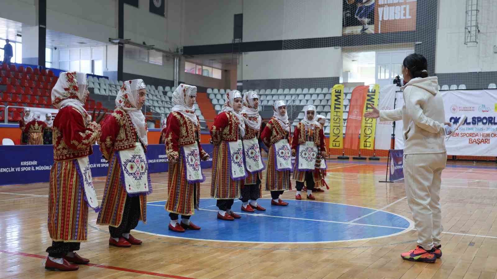 En güzel halk oyununu oynamak için ter döktüler
