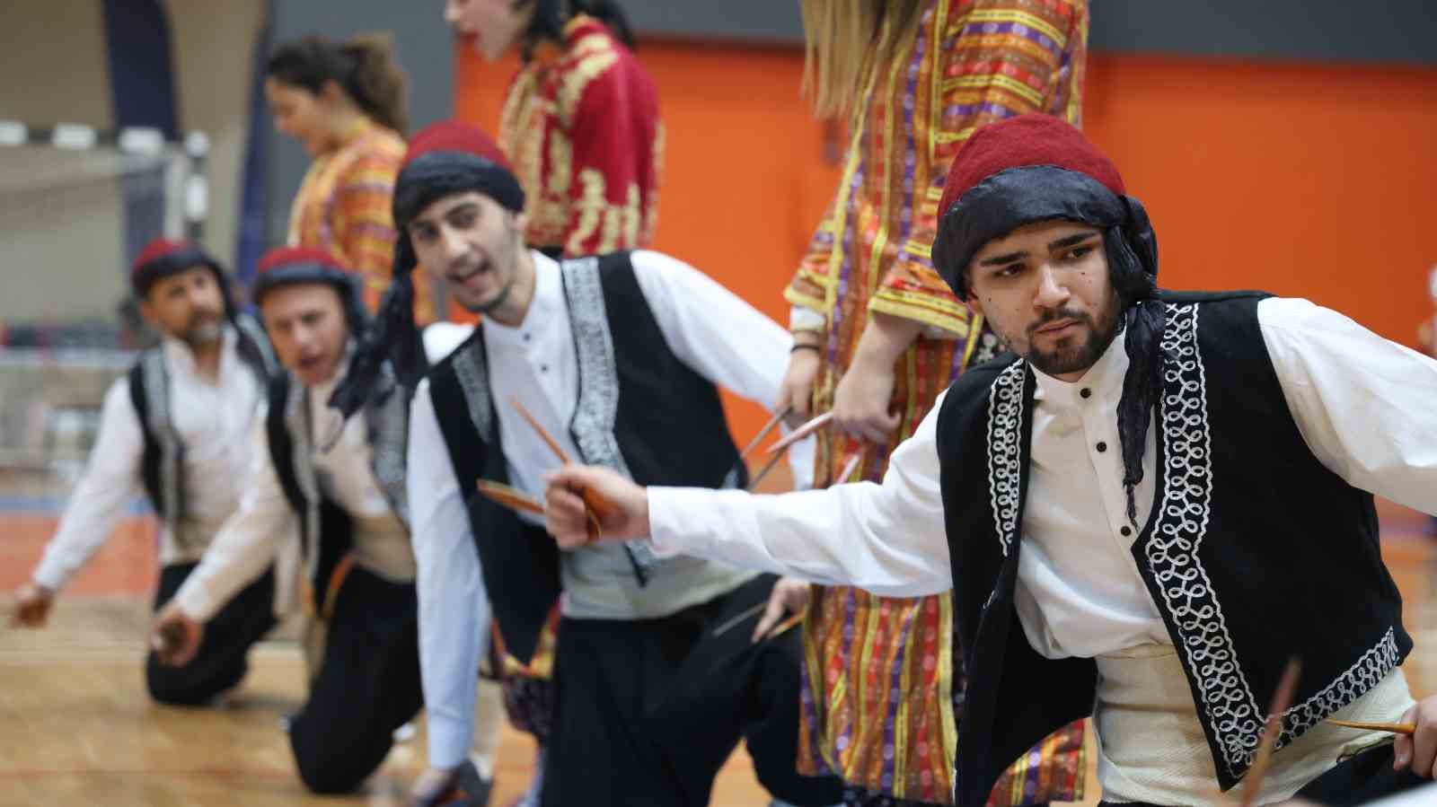 En güzel halk oyununu oynamak için ter döktüler
