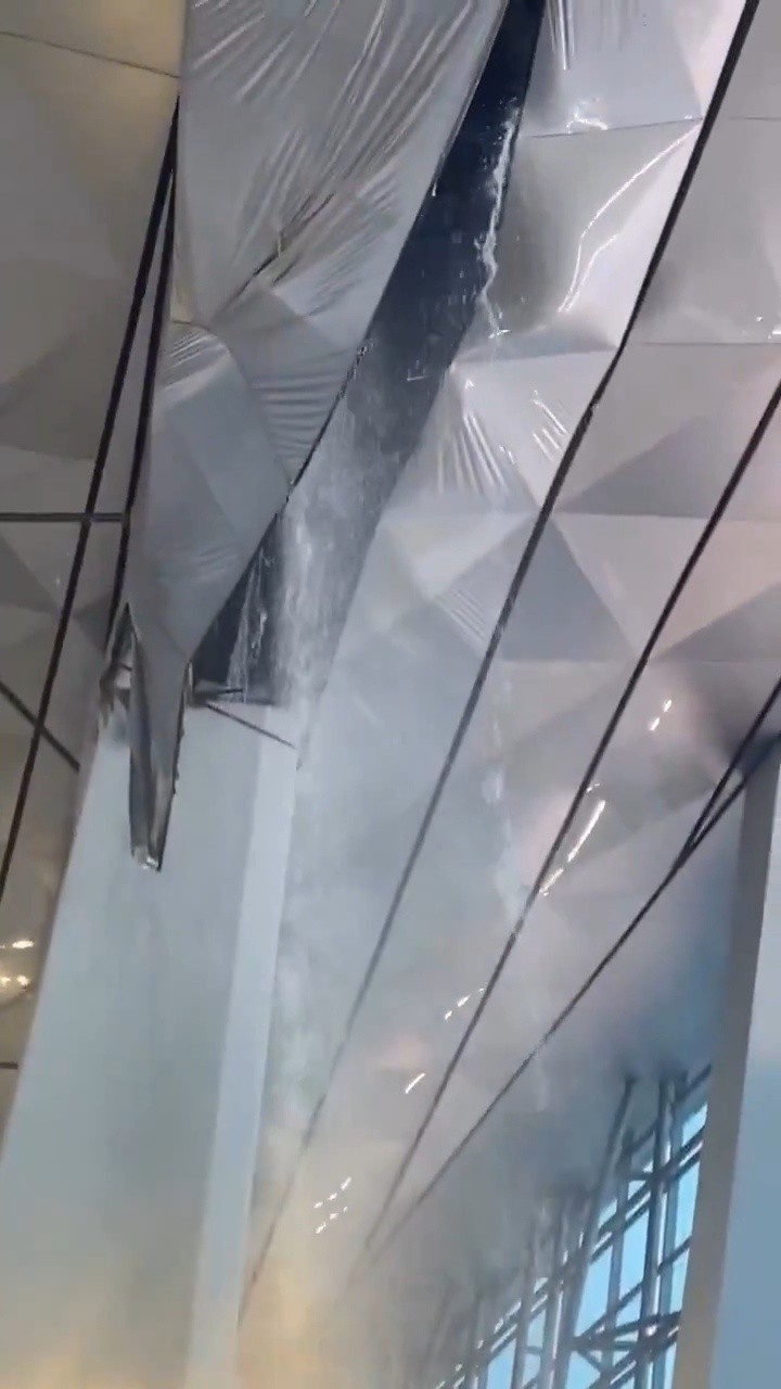 Endonezya’da şiddetli yağış nedeniyle havalimanı çatısı çöktü
