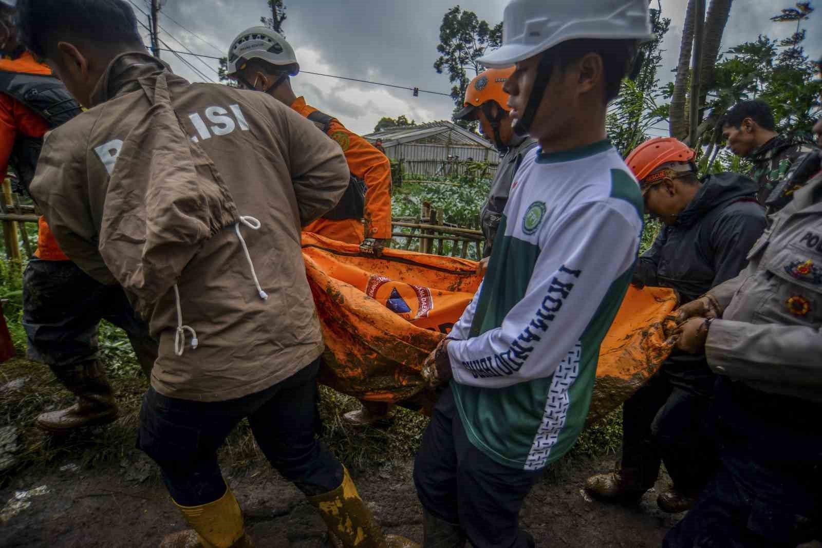 Endonezya’daki toprak kaymasında can kaybı 16’ya yükseldi
