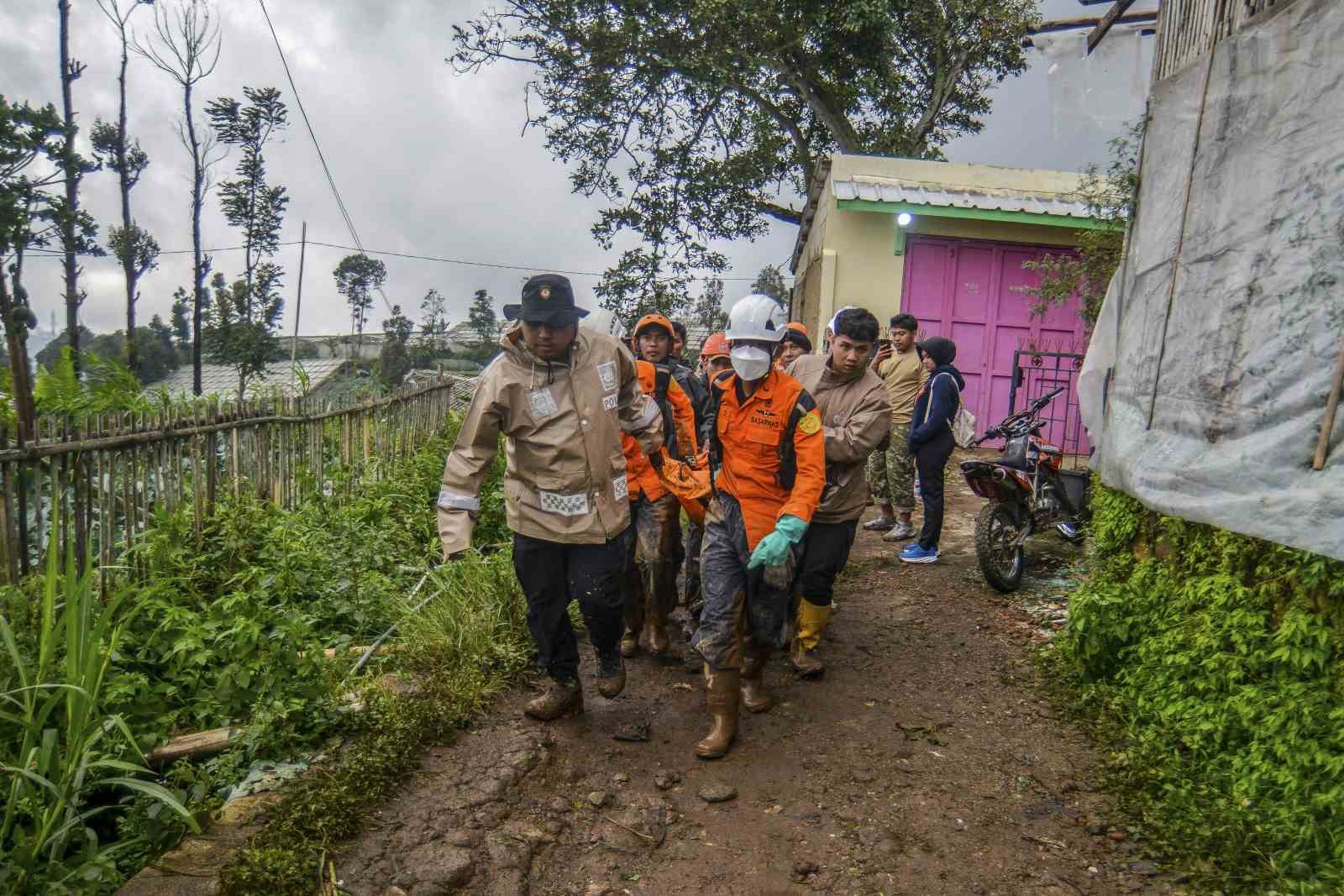 Endonezya’daki toprak kaymasında can kaybı 16’ya yükseldi
