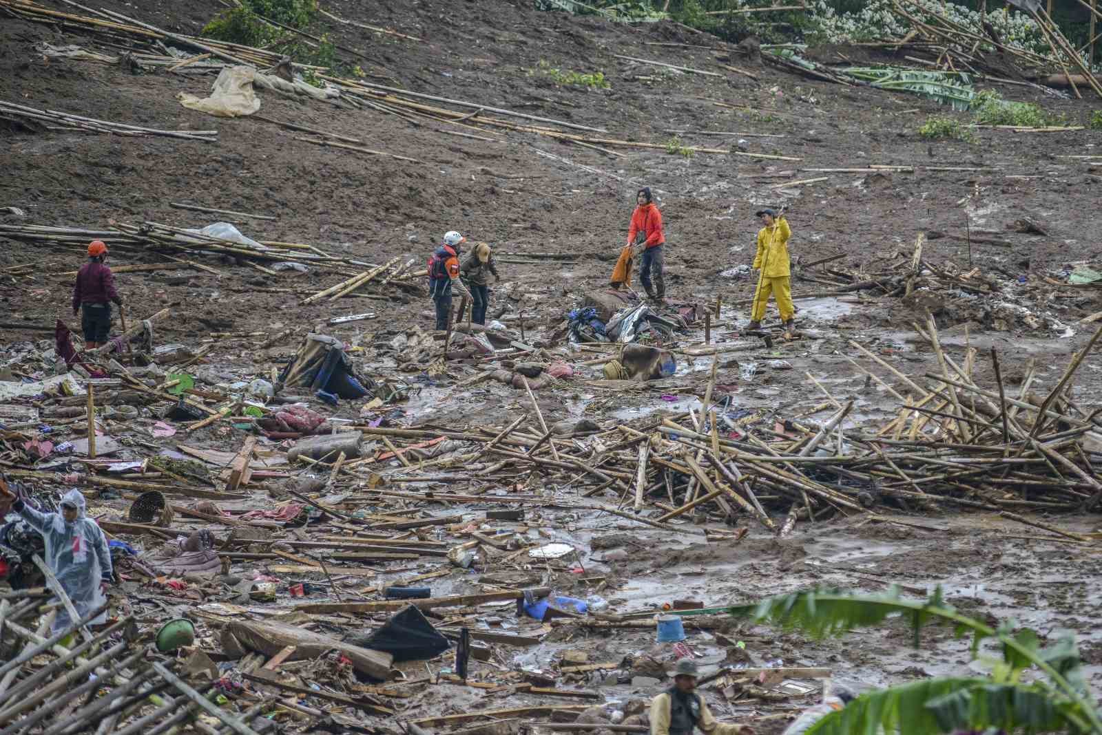 Endonezya’daki toprak kaymasında can kaybı 16’ya yükseldi
