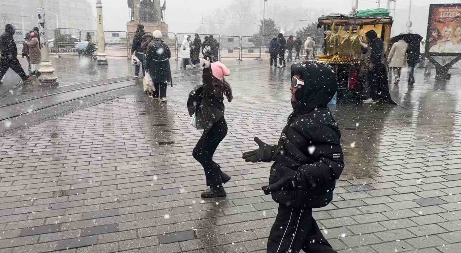 Endonezyalı turistlerin kar sevinci kameraya yansıdı

