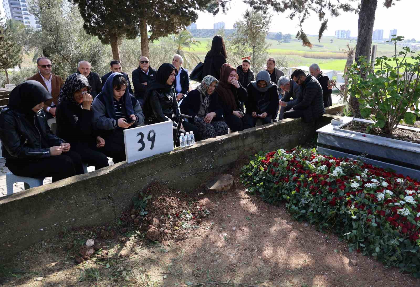 Endoskopi sonucu hayatını kaybeden kadın, mezarı başında anıldı
