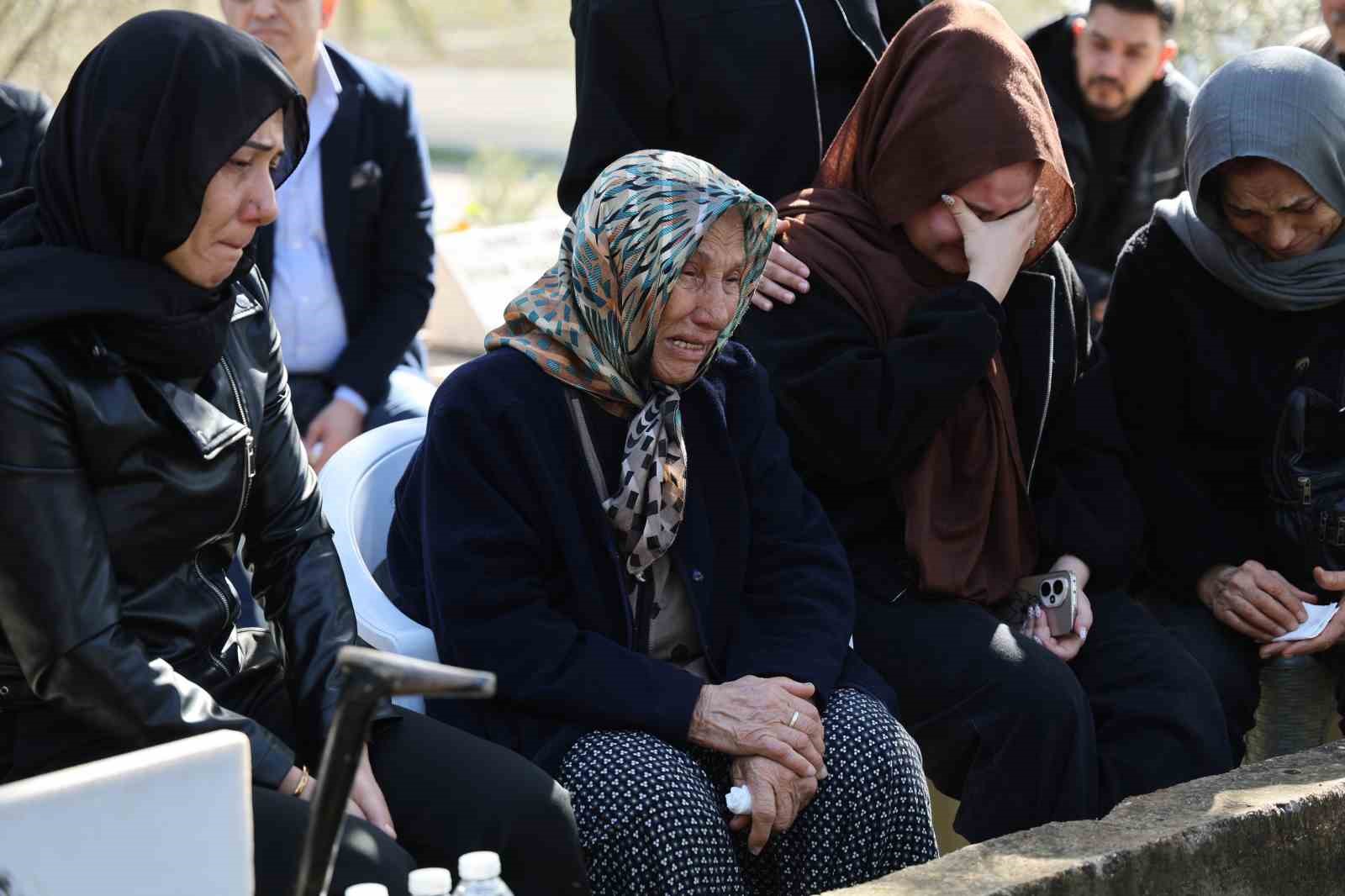 Endoskopi sonucu hayatını kaybeden kadın, mezarı başında anıldı
