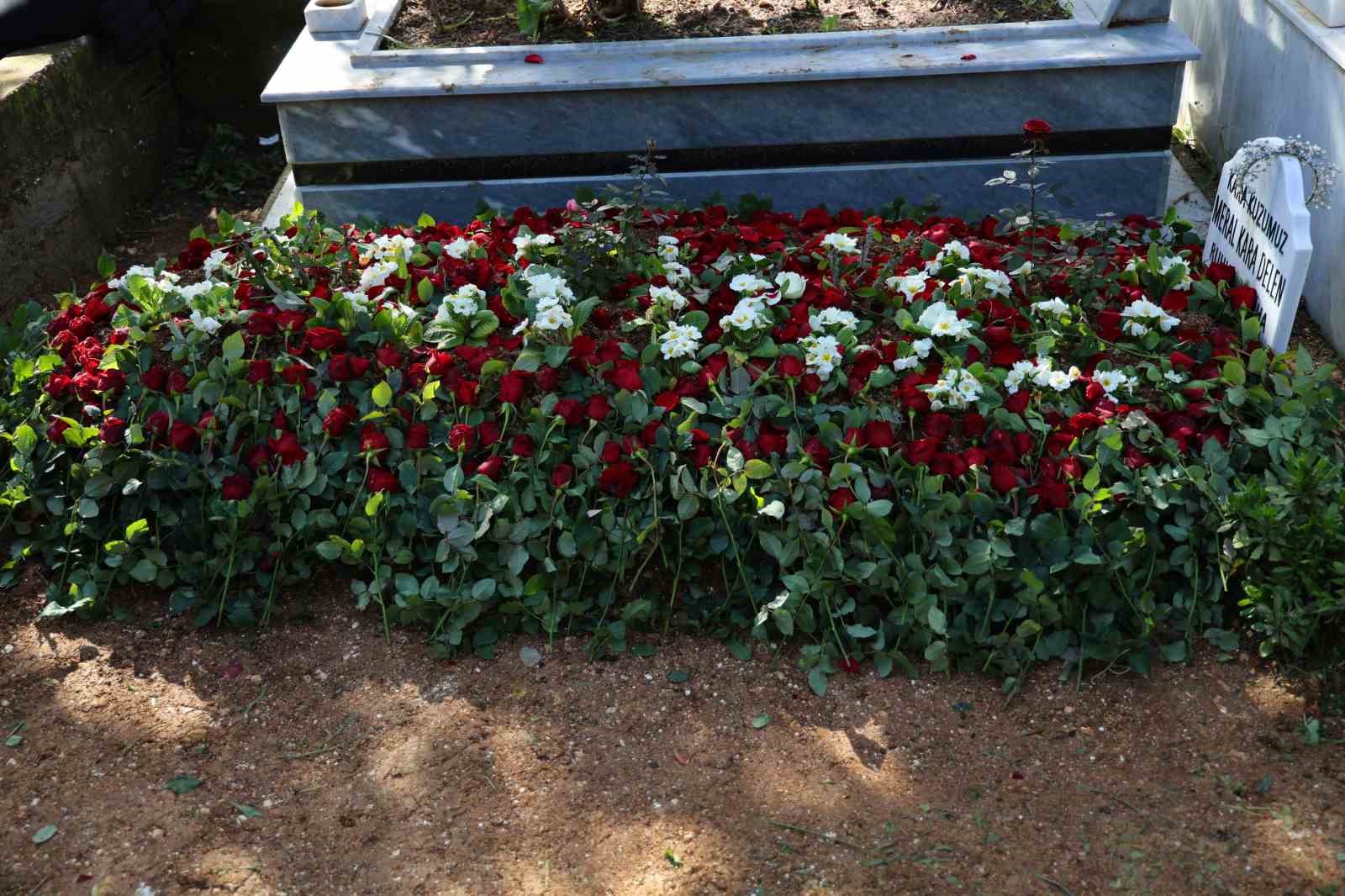 Endoskopi sonucu hayatını kaybeden kadın, mezarı başında anıldı
