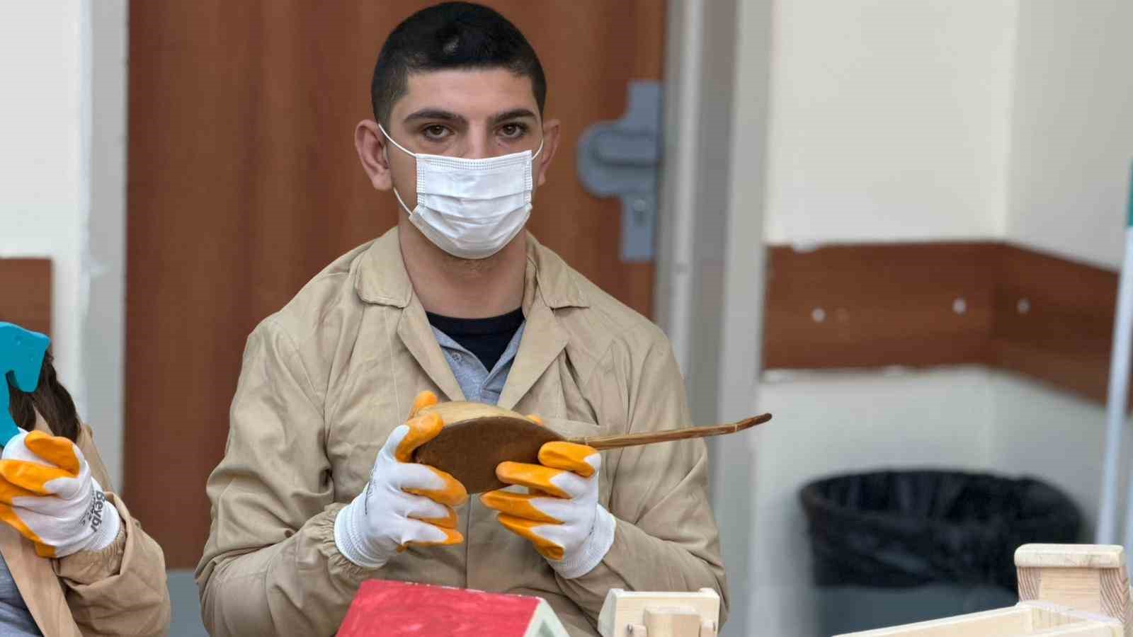 Engelleri ahşapla aşıyorlar: Siverek’te öğrencilerden sanata dokunuş
