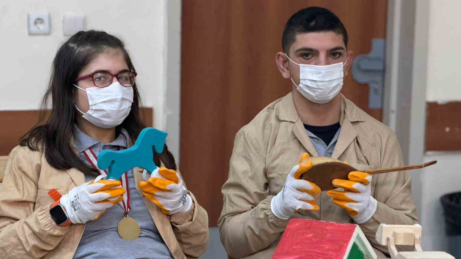 Engelleri ahşapla aşıyorlar: Siverek’te öğrencilerden sanata dokunuş

