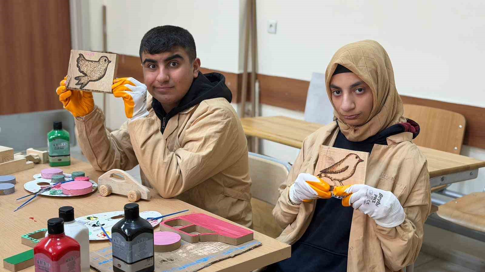 Engelleri ahşapla aşıyorlar: Siverek’te öğrencilerden sanata dokunuş
