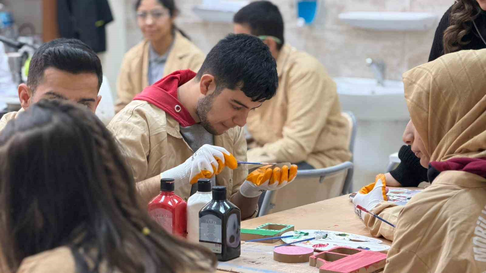 Engelleri ahşapla aşıyorlar: Siverek’te öğrencilerden sanata dokunuş
