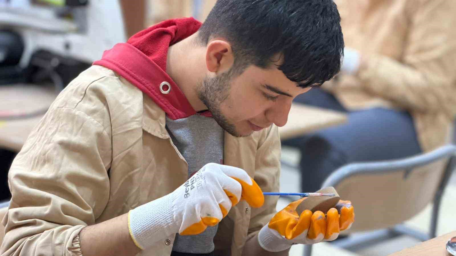 Engelleri ahşapla aşıyorlar: Siverek’te öğrencilerden sanata dokunuş
