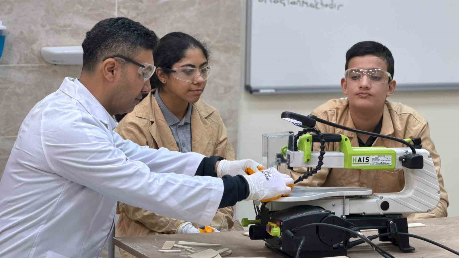 Engelleri ahşapla aşıyorlar: Siverek’te öğrencilerden sanata dokunuş
