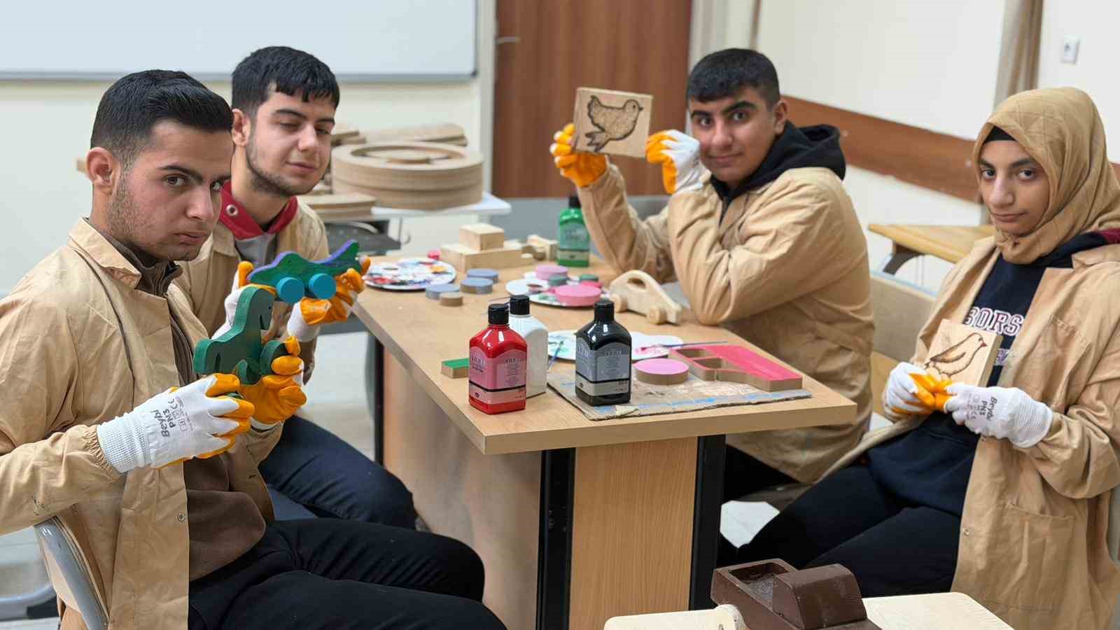 Engelleri ahşapla aşıyorlar: Siverek’te öğrencilerden sanata dokunuş
