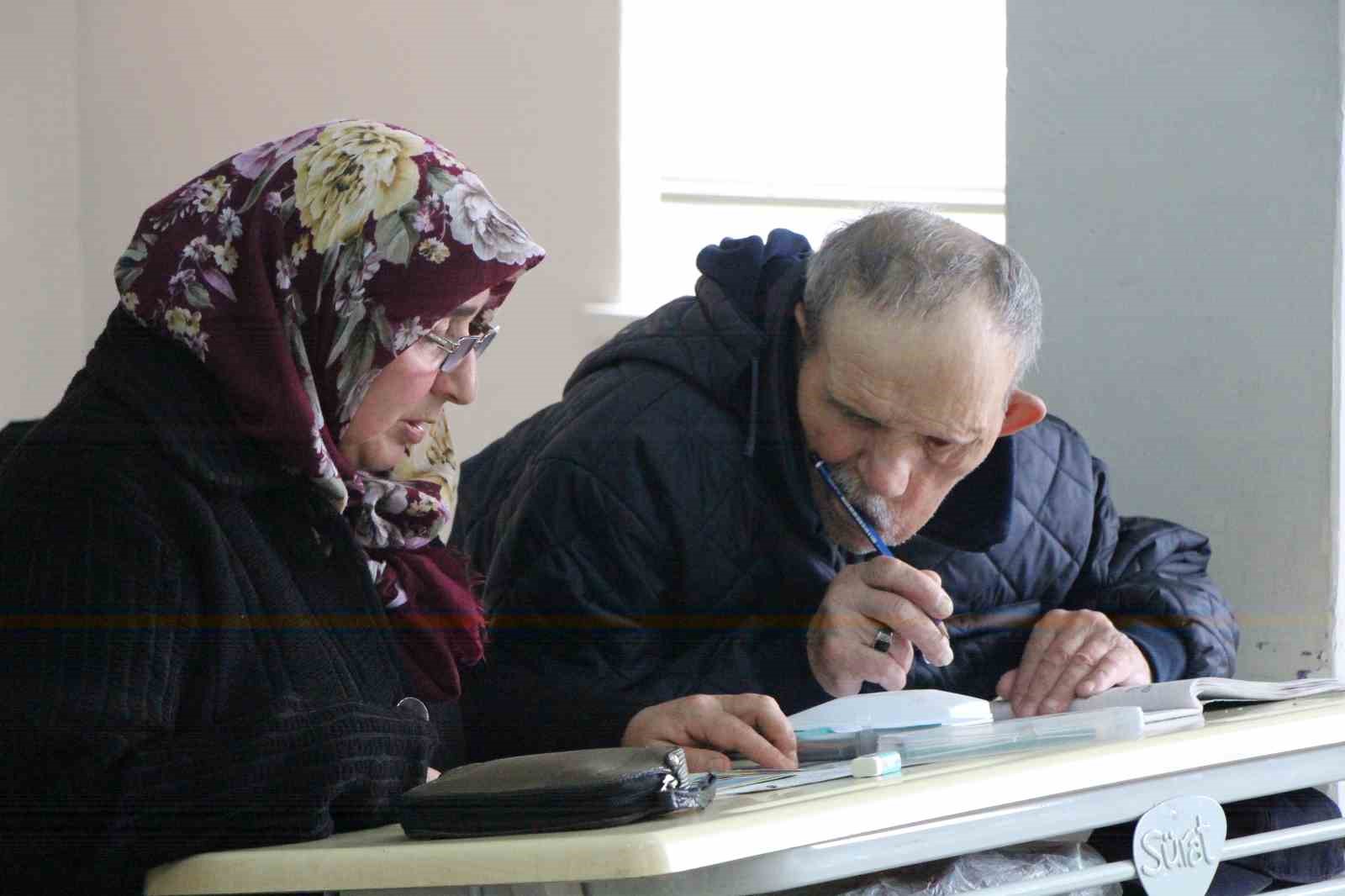 Engelleri aşıp okuma yazma kursuna katıldılar: 30 yıllık çiftten ders alınacak aşk hikayesi
