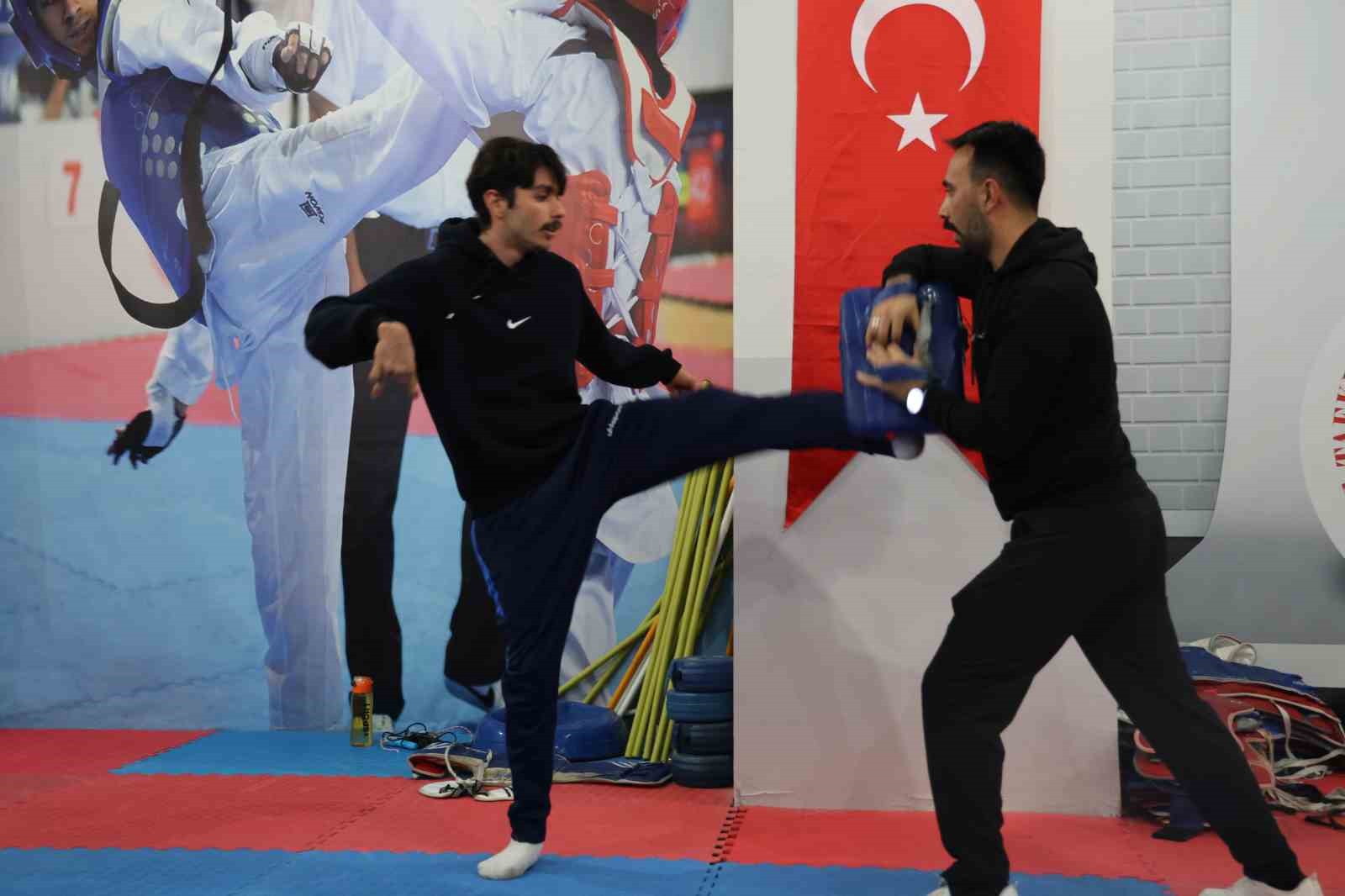 Engellerin aşıldığını para taekwondo Türkiye şampiyonu Furkan Kaan Ata gösterdi
