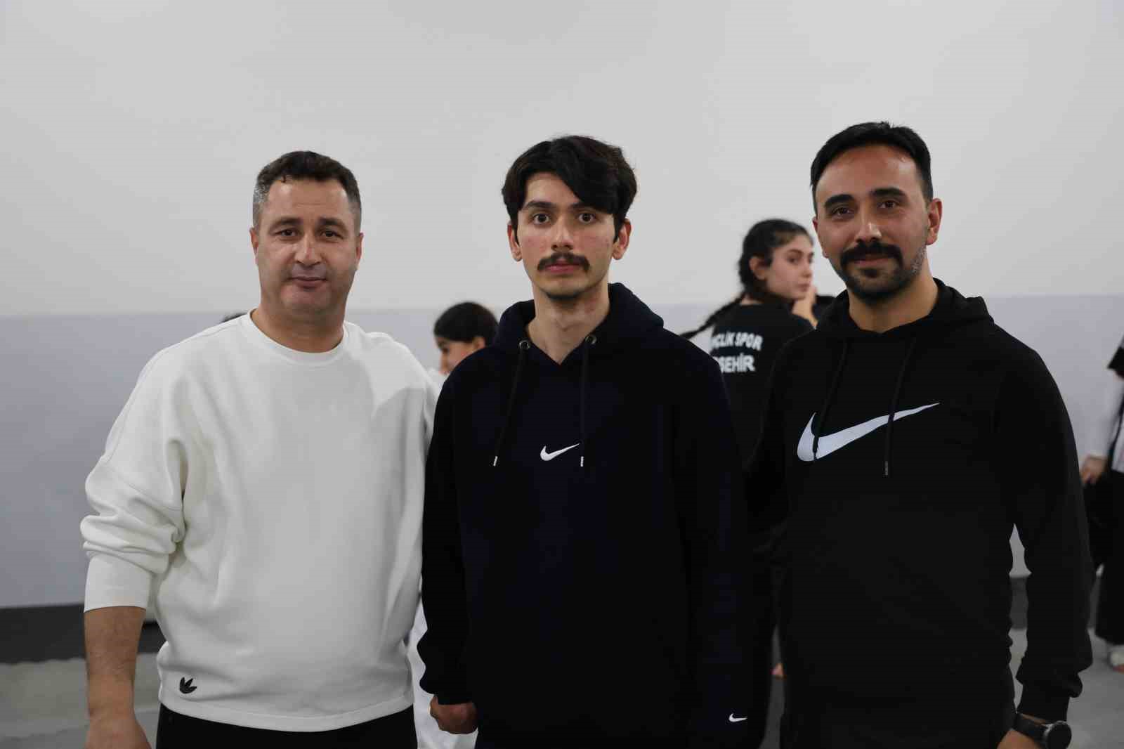 Engellerin aşıldığını para taekwondo Türkiye şampiyonu Furkan Kaan Ata gösterdi
