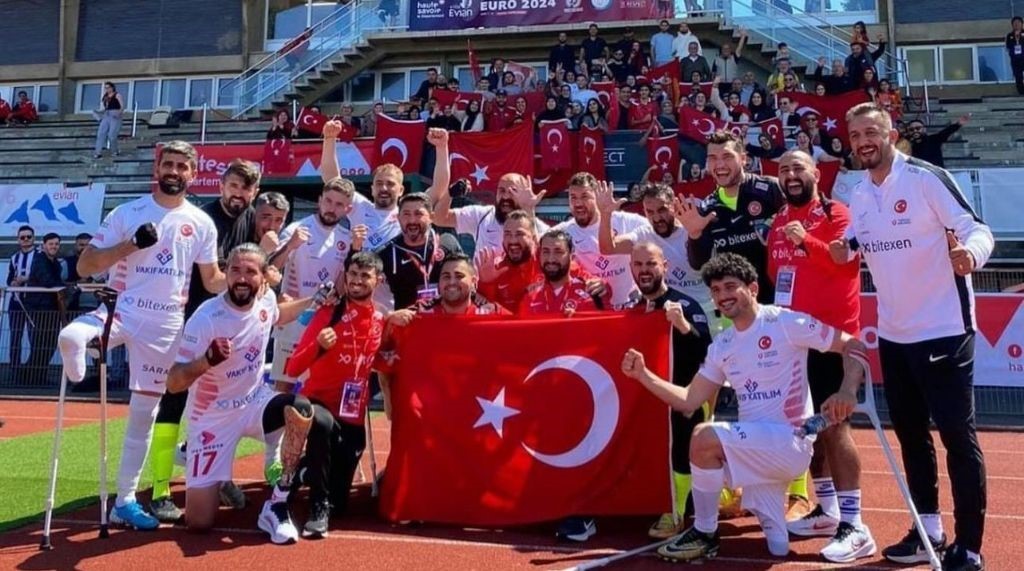 Engellerini ampute futbolla aşıyorlar
