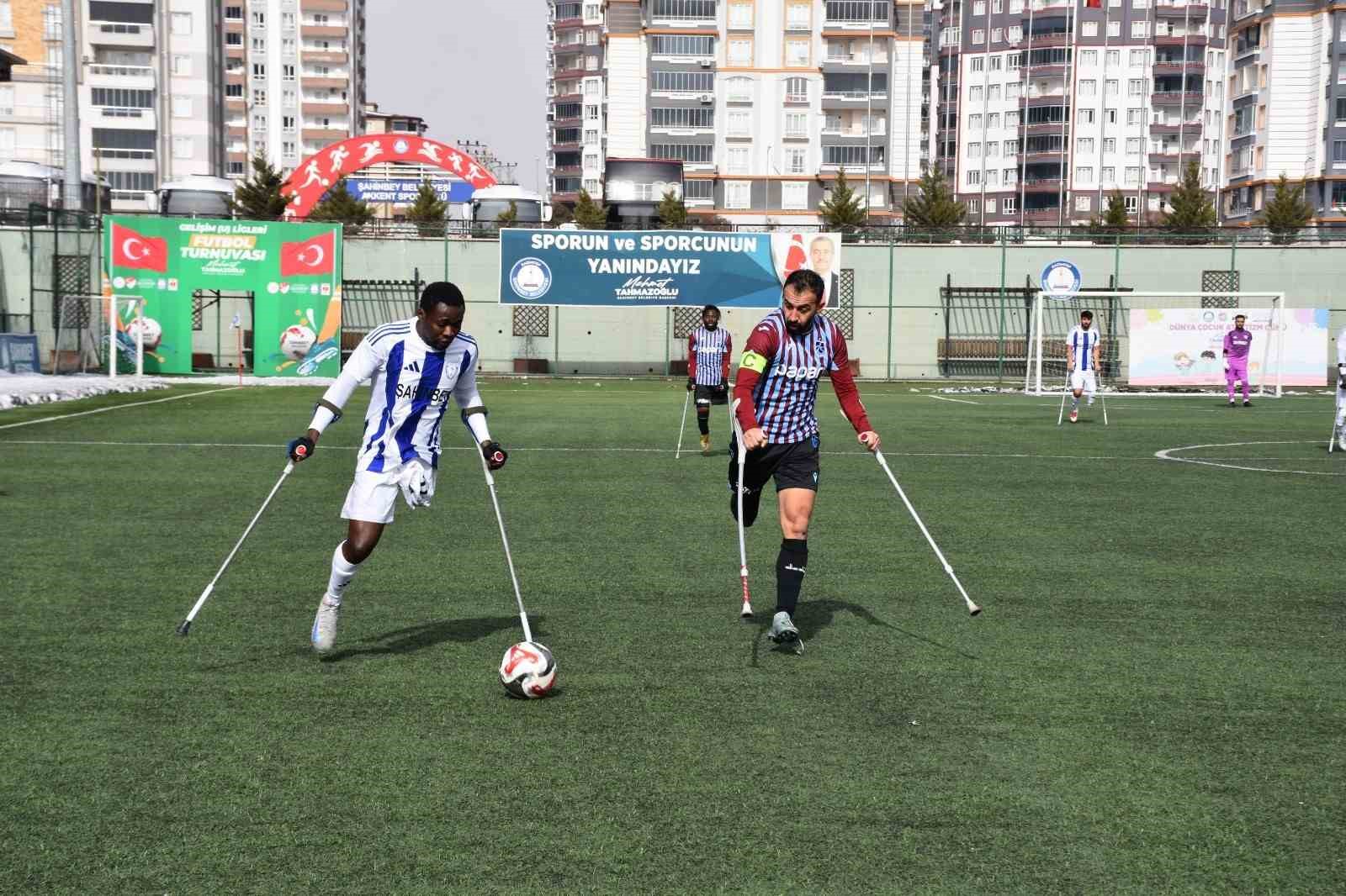 Engellerini ampute futbolla aşıyorlar
