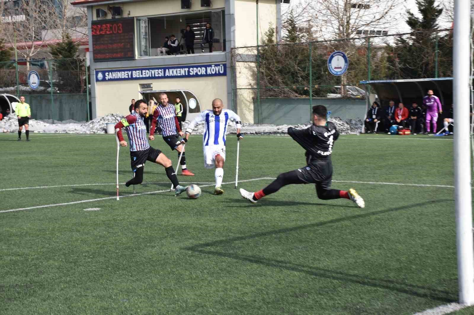 Engellerini ampute futbolla aşıyorlar
