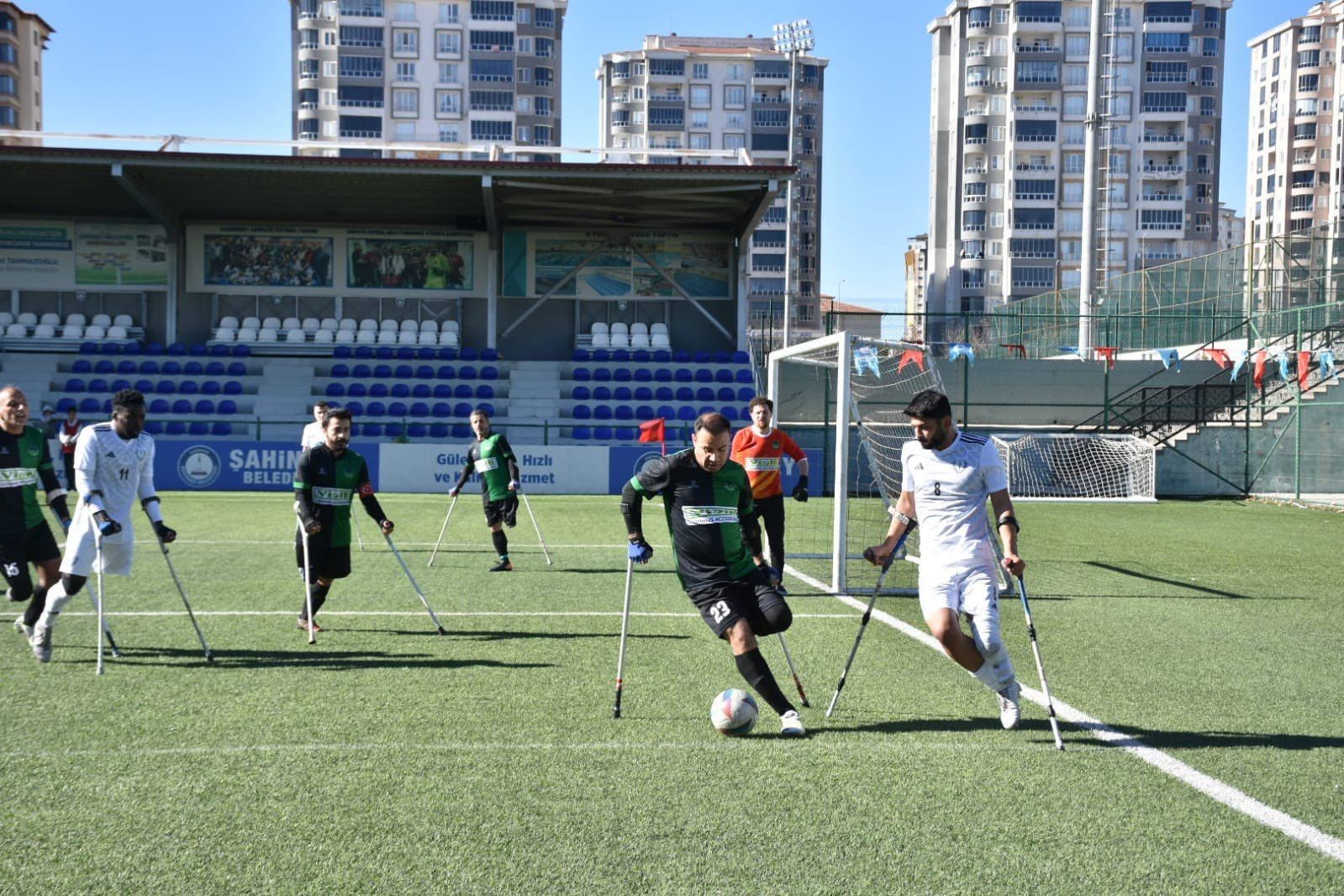 Engellerini ampute futbolla aşıyorlar
