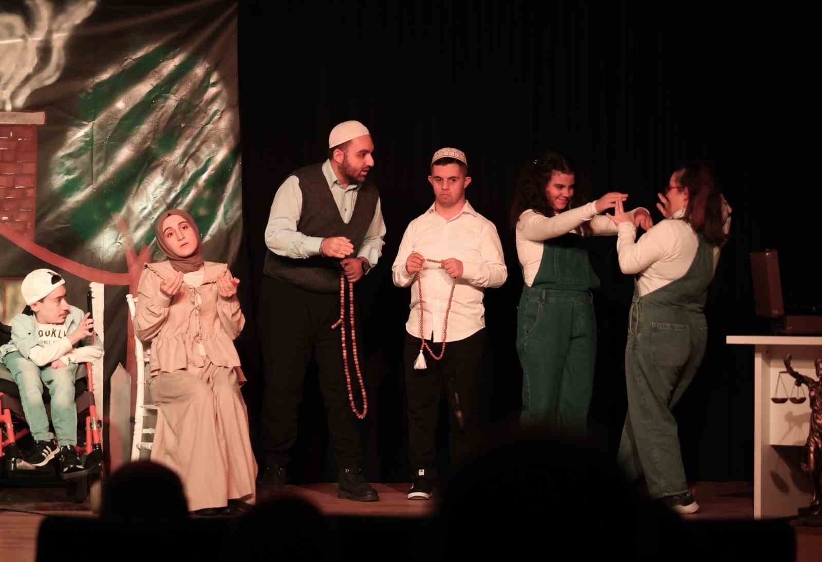 Engelli Bireyler Sahnede Usta Sanatçılara Taş Çıkarttı
