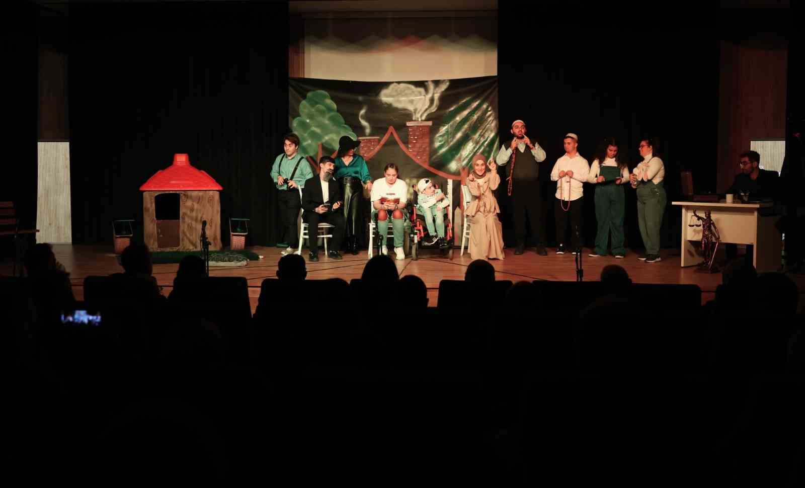 Engelli Bireyler Sahnede Usta Sanatçılara Taş Çıkarttı
