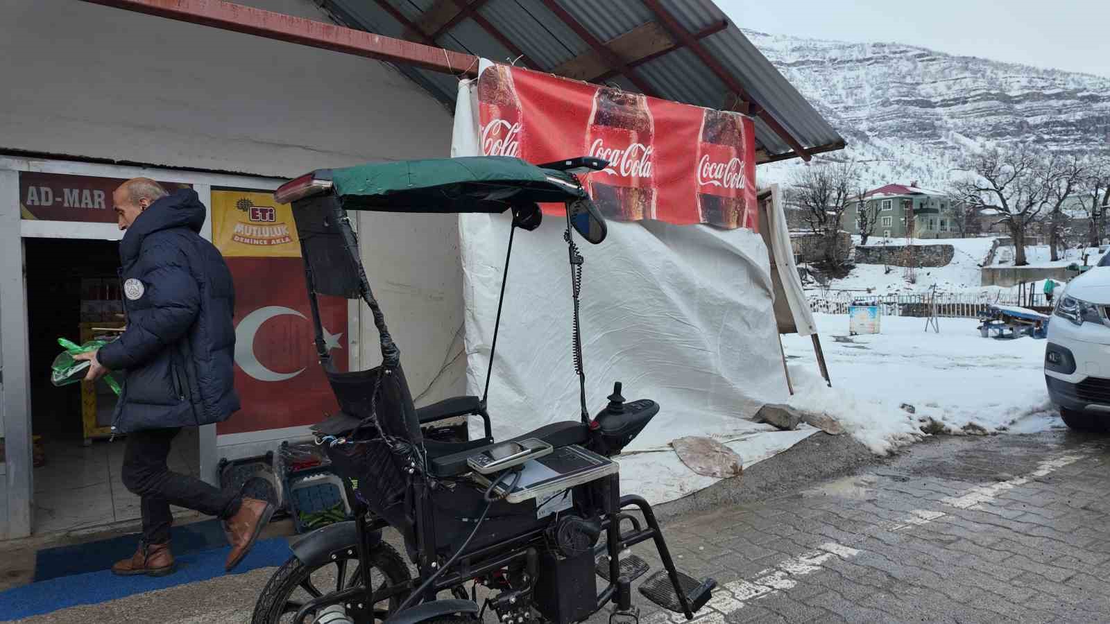 Engelli çocuğu için akülü sandalyeyi arabaya çevirdi
Engelli çocuğu için akülü sandalyeyi arabaya çevirdi