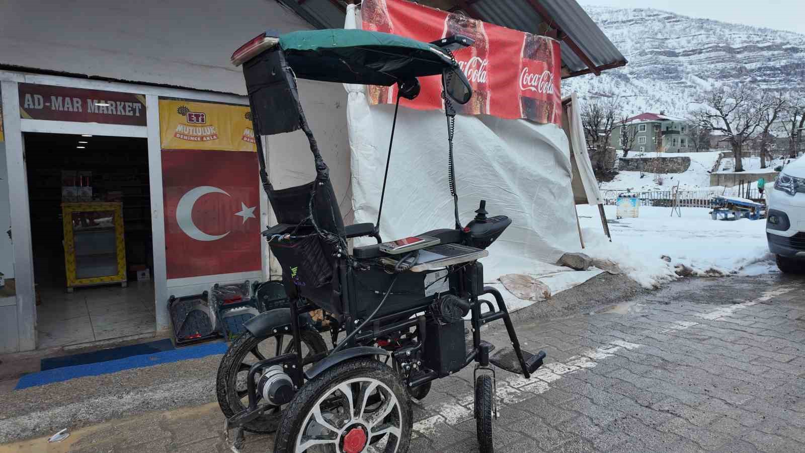 Engelli çocuğu için akülü sandalyeyi arabaya çevirdi
Engelli çocuğu için akülü sandalyeyi arabaya çevirdi