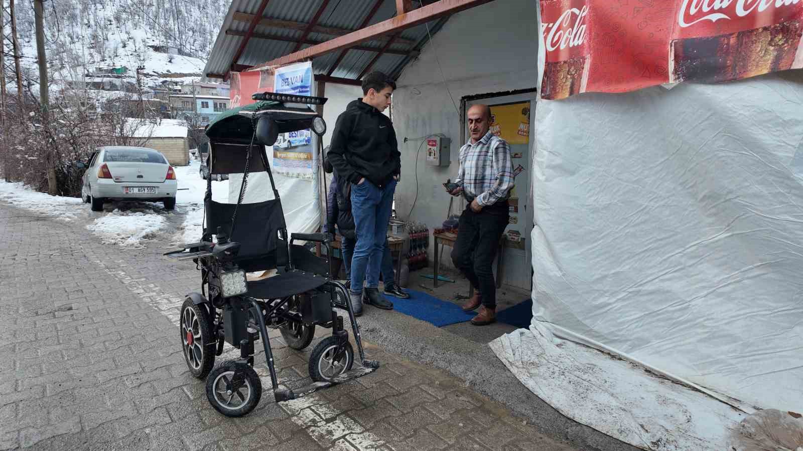 Engelli çocuğu için akülü sandalyeyi arabaya çevirdi
Engelli çocuğu için akülü sandalyeyi arabaya çevirdi