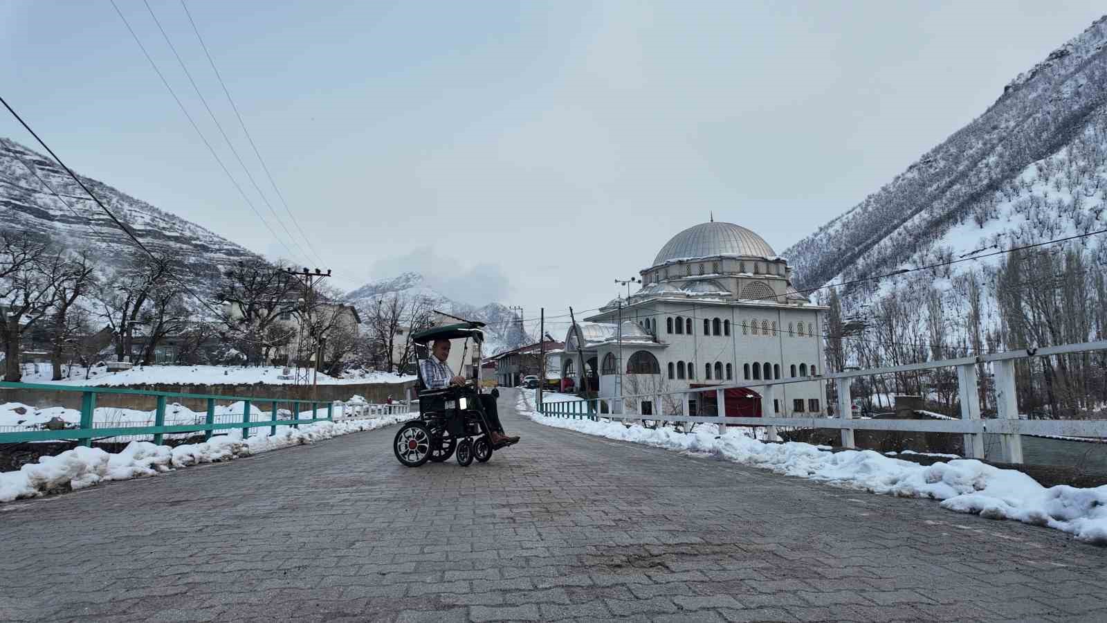 Engelli çocuğu için akülü sandalyeyi arabaya çevirdi
Engelli çocuğu için akülü sandalyeyi arabaya çevirdi