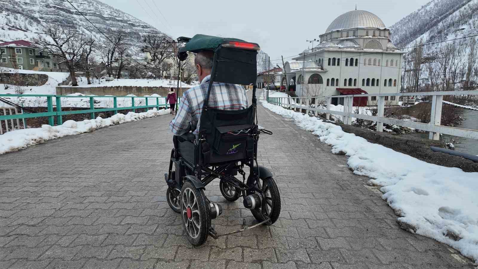Engelli çocuğu için akülü sandalyeyi arabaya çevirdi
Engelli çocuğu için akülü sandalyeyi arabaya çevirdi
