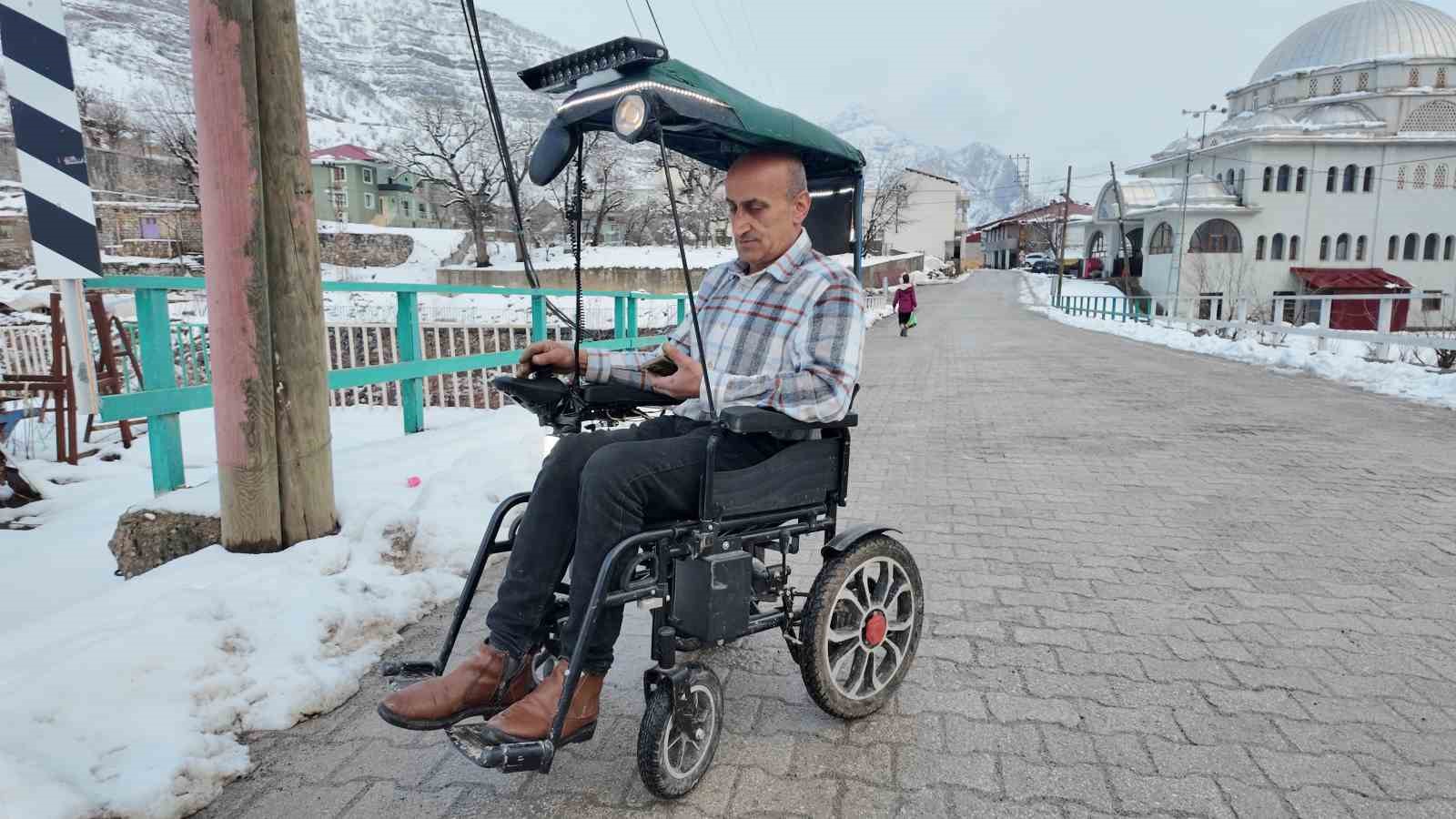 Engelli çocuğu için akülü sandalyeyi arabaya çevirdi
Engelli çocuğu için akülü sandalyeyi arabaya çevirdi